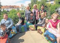 Bunte Sitzgruppe mit Akteure