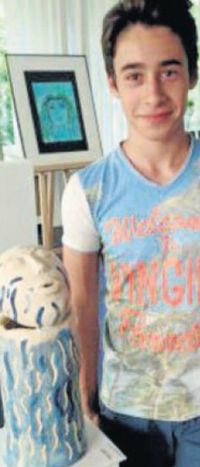 Lukas Gerlitz zeigt sein Objekt das er im Unterricht mit der Werler Künstlerin Petra Kook erarbeitet hat