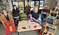Schülergruppe präsentiert Stühle
