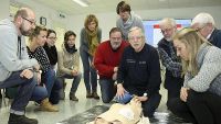 Kursteilnehmer Defibrilator-Übung